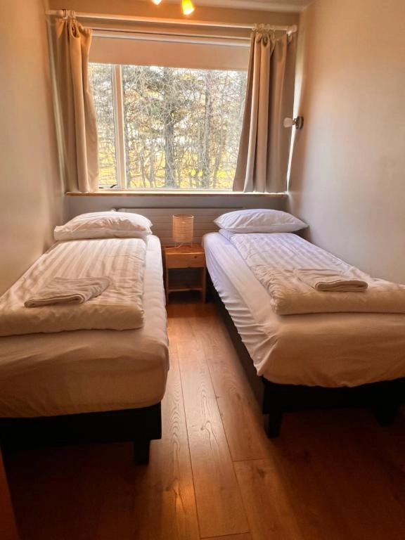 Tveggja manna herbergi með sameiginlegu baði